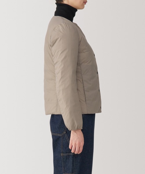 無印良品（ムジルシリョウヒン）の「婦人　軽量ダウンノーカラージャケット（帯電防止裏地）（ダウンジャケット/コート・レディース・ブラック/ライトベージュ/オレンジ系/カーキ系・L/M/S/XL）」の16枚目の写真