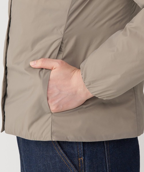 無印良品（ムジルシリョウヒン）の「婦人　軽量ダウンノーカラージャケット（帯電防止裏地）（ダウンジャケット/コート・レディース・ブラック/ライトベージュ/オレンジ系/カーキ系・L/M/S/XL）」の19枚目の写真