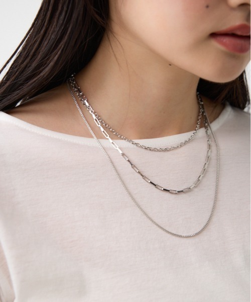 AZUL by moussy（アズールバイマウジー）の「ステンレス3連ミックスチェーンネックレス（ネックレス・レディース・ゴールド系その他/シルバー・FREE）」の2枚目の写真
