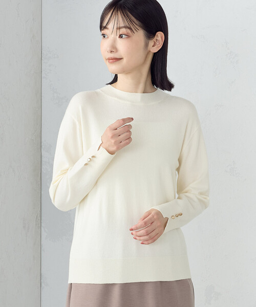 COMME CA ISM（コムサイズム）の「袖ボタン ベーシック クルーネックニット（ニット/セーター・レディース・ホワイト/ブラック/ベージュ/ブルー・MEDIUM/LARGE）」の2枚目の写真