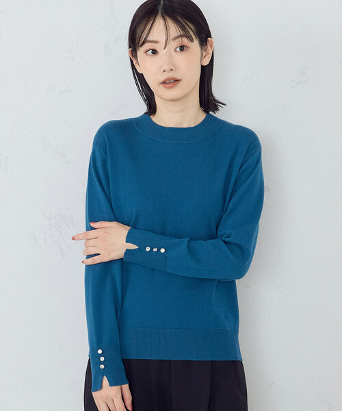 COMME CA ISM（コムサイズム）の「袖ボタン ベーシック クルーネックニット（ニット/セーター・レディース・ホワイト/ブラック/ベージュ/ブルー・MEDIUM/LARGE）」の4枚目の写真