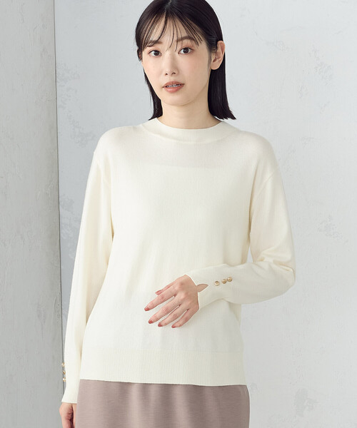 COMME CA ISM（コムサイズム）の「袖ボタン ベーシック クルーネックニット（ニット/セーター・レディース・ホワイト/ブラック/ベージュ/ブルー・MEDIUM/LARGE）」の6枚目の写真