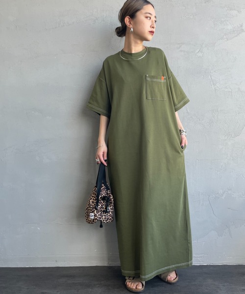 UNIVERSAL OVERALL（ユニバーサルオーバーオール）の「[UNIVERSAL OVERALL/ユニバーサルオーバーオール] 別注 配色ステッチ マキシ丈ワンピース（ワンピース・レディース・ブラック/オリーブ/チャコール/ネイビー・F）」の3枚目の写真