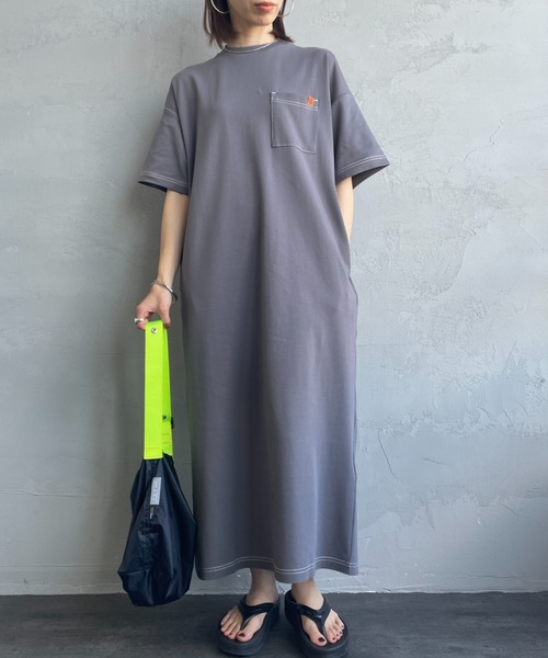 UNIVERSAL OVERALL（ユニバーサルオーバーオール）の「[UNIVERSAL OVERALL/ユニバーサルオーバーオール] 別注 配色ステッチ マキシ丈ワンピース（ワンピース・レディース・ブラック/オリーブ/チャコール/ネイビー・F）」の6枚目の写真