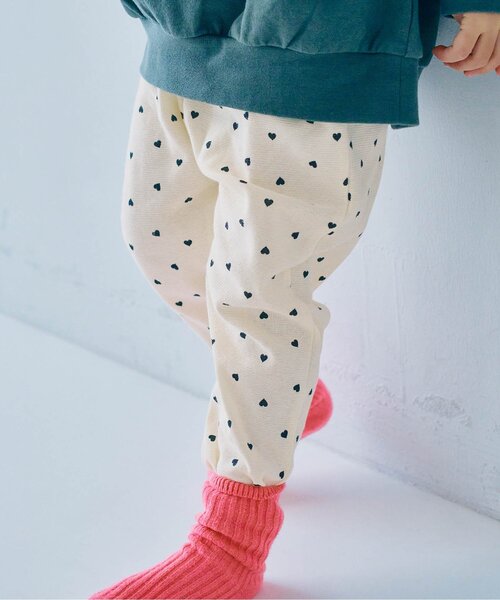 p.premier(ピードットプルミエ)の「ヘビロテしたくなる総柄ストレッチタックパンツ(その他パンツ・キッズ・カーキ/ベージュ/チャコール/グリーン/レッド/オフホワイト/ブラック/アイボリー・110/120/80/90/100/130)」の2枚目の写真