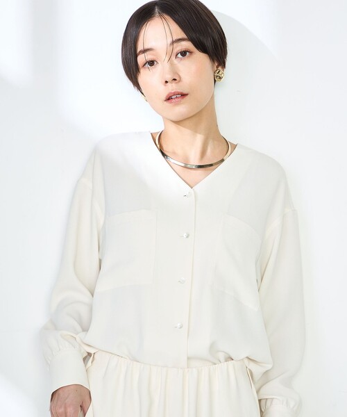 NOLLEY’S(ノーリーズ)の「《セットアップ対応》ニュアンスジョーゼットVネックブラウス(シャツ/ブラウス・レディース・ネイビー/オフホワイト/サックスブルー・38)」の2枚目の写真