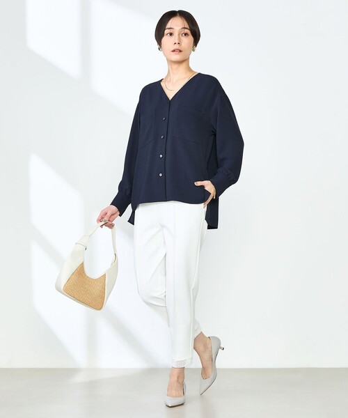 NOLLEY’S(ノーリーズ)の「《セットアップ対応》ニュアンスジョーゼットVネックブラウス(シャツ/ブラウス・レディース・ネイビー/オフホワイト/サックスブルー・38)」の4枚目の写真