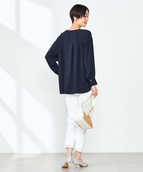 NOLLEY’S(ノーリーズ)の「《セットアップ対応》ニュアンスジョーゼットVネックブラウス(シャツ/ブラウス・レディース・ネイビー/オフホワイト/サックスブルー・38)」の7枚目の写真