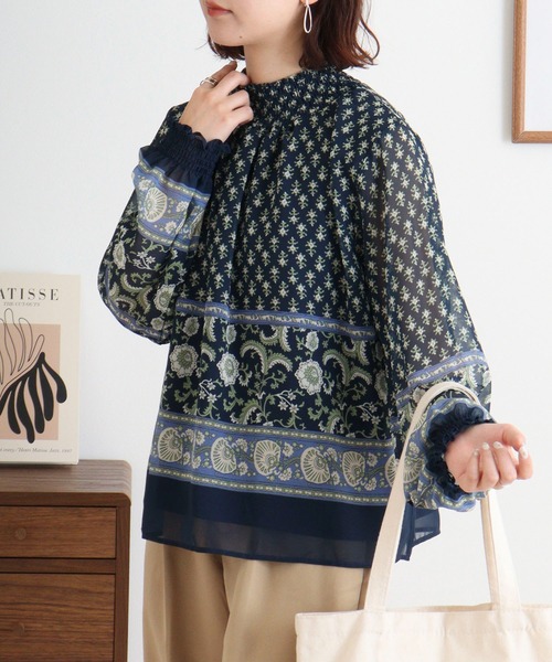 BRODIAEA(ブローディア)の「BRODIAEA スモック刺繍シフォンブラウス(シャツ/ブラウス・レディース・ネイビー/ベージュ/ピンク・40)」の1枚目の写真