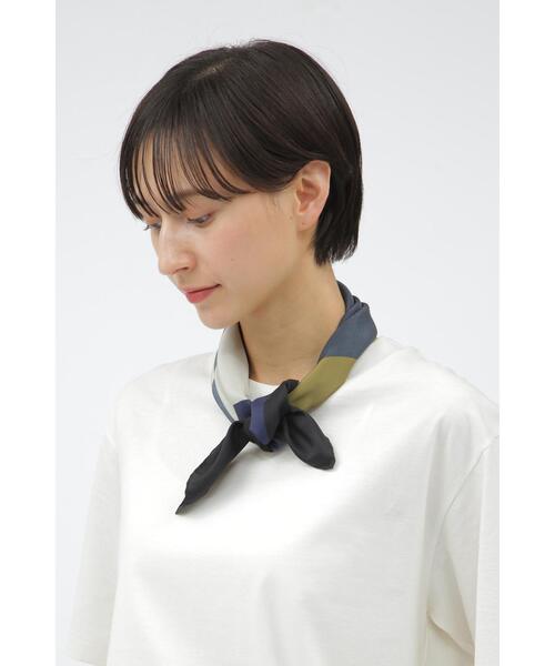 MARGARET HOWELL(マーガレットハウエル)の「SILK COLLAGE PRINT SCARF(ストール/ショール・レディース・ブラック/ブルー・FREE)」の2枚目の写真