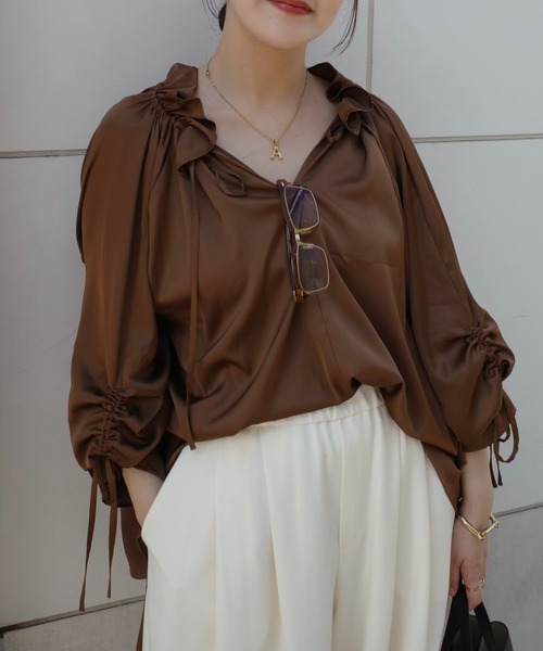 mysty woman(ミスティウーマン)の「【スタッフプロデュース】あんず企画・サテンギャザーリボンブラウス 329021(シャツ/ブラウス・レディース・ライトブラウン/アイボリー/ブラック/ベビーピンク・FREE)」の3枚目の写真