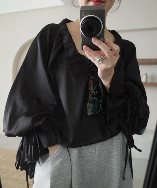 mysty woman(ミスティウーマン)の「【スタッフプロデュース】あんず企画・サテンギャザーリボンブラウス 329021(シャツ/ブラウス・レディース・ライトブラウン/アイボリー/ブラック/ベビーピンク・FREE)」の1枚目の写真