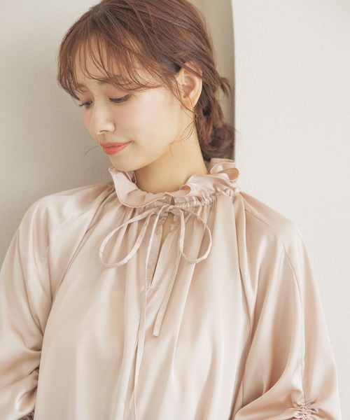mysty woman(ミスティウーマン)の「【スタッフプロデュース】あんず企画・サテンギャザーリボンブラウス 329021(シャツ/ブラウス・レディース・ライトブラウン/アイボリー/ブラック/ベビーピンク・FREE)」の7枚目の写真