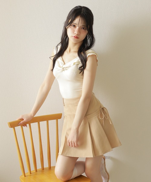 M DOLLY(エムドリー)の「twist sleeveless short tops/ツイストノースリーブショートトップス(Tシャツ/カットソー・レディース・アイボリー/グレー・FREE)」の2枚目の写真