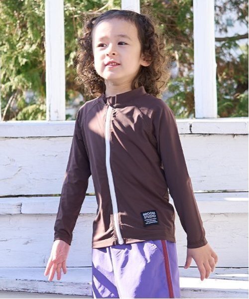 b・ROOM（ビールーム）の「【SWIM】【UV加工】フルジップメッシュラッシュガード（ラッシュガード・キッズ・ブルーグレー/チャコール/グレイッシュベージュ/ダークブラウン・130cm/110cm/100cm/120cm）」の3枚目の写真