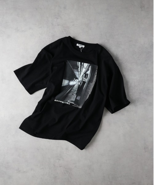 Right-on(ライトオン)の「Other(ソノタ)【メンズ】モノトーンフォトTシャツ(Tシャツ/カットソー・メンズ・ブラック/グレー/ホワイト・M/XL/L)」の3枚目の写真