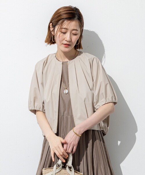23区 S(ニジュウサンクチイサイサイズ)の「【撥水性/接触冷感】ストレッチライトタイプライター コンパクトブルゾン(ブルゾン・レディース・ベージュ系/ダークグリーン系/ブラック系・32)」の3枚目の写真