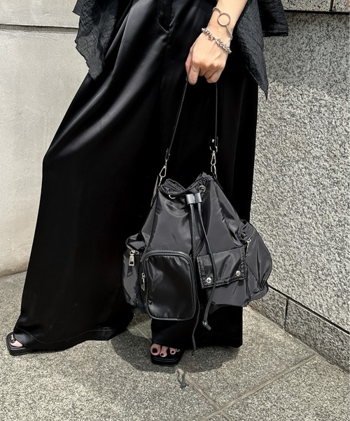 LVEU.(ラブユ.)の「【LVEU.】マルチウェイユーティリティバッグ / バッグ BAG 鞄 ショルダー 巾着 2way ポケット ナイロン ブラック ZOZOTOWN限定(ショルダーバッグ・レディース・ブラック・FREE)」の6枚目の写真