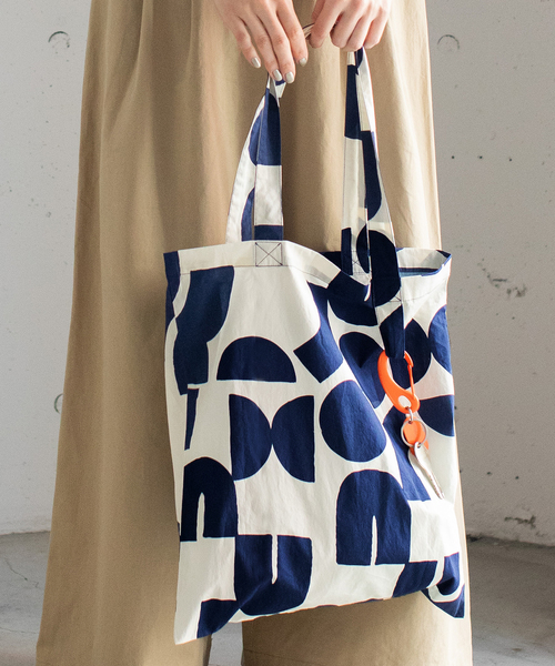 POU DOU DOU（プードゥドゥ）の「アートプリントトートバッグ（エコバッグ/サブバッグ・レディース・ダークグレー/ブルー・フリー）」の2枚目の写真