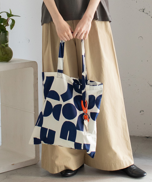 POU DOU DOU（プードゥドゥ）の「アートプリントトートバッグ（エコバッグ/サブバッグ・レディース・ダークグレー/ブルー・フリー）」の4枚目の写真