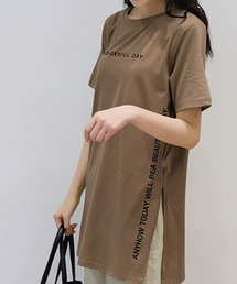 1枚でもレイヤードとしても使える長さのあるチュニックTシャツ