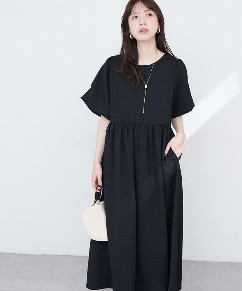 natural couture（ナチュラルクチュール）の「【WEB限定】シャーリングチェックパフスリーブワンピース（ワンピース・レディース・ブラック/ベージュ/ラベンダー/グリーン系その他・FREE）」の2枚目の写真