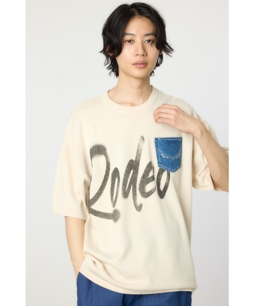 RODEO CROWNS WIDE BOWL(ロデオクラウンズワイドボウル)の「メンズスプレーロゴニットトップス(ニット/セーター・メンズ・ライトカーキ/アイボリー/チャコールグレー・LARGE/MEDIUM)」の4枚目の写真