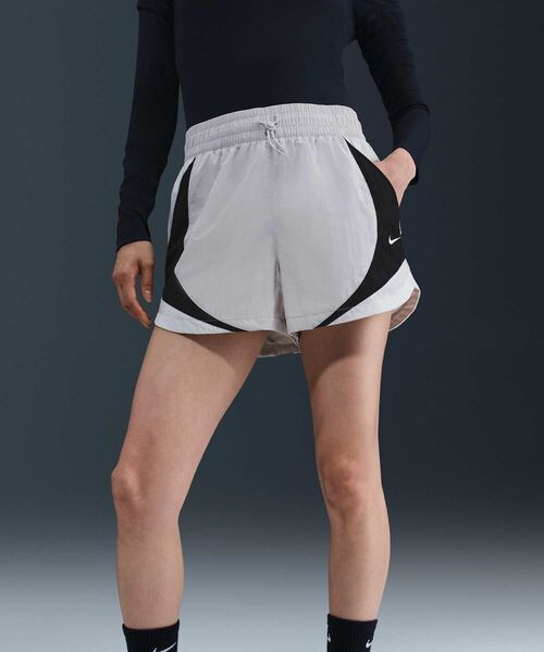 NIKE - NIKE ナイキ　トレーニングウェア　新品　三点セット　ショートパンツ　Tシャツ NIKE ショートパンツ レディース ナイキ nike スポーツ