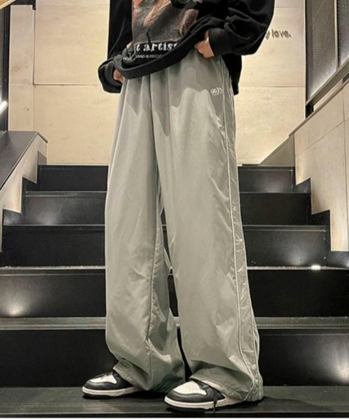 link lot(リンクロット)の「サイドラインイージーワイドナイロントラックパンツ(その他パンツ・メンズ・ライトグレー/ネイビー/ブラック・M)」の1枚目の写真