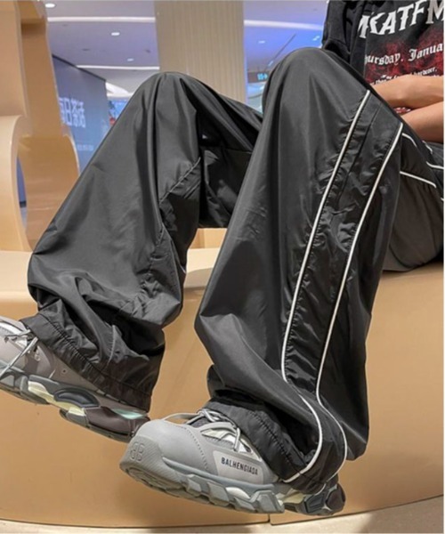 link lot(リンクロット)の「サイドラインイージーワイドナイロントラックパンツ(その他パンツ・メンズ・ライトグレー/ネイビー/ブラック・M)」の2枚目の写真