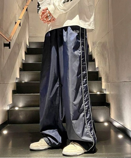 link lot(リンクロット)の「サイドラインイージーワイドナイロントラックパンツ(その他パンツ・メンズ・ライトグレー/ネイビー/ブラック・M)」の19枚目の写真