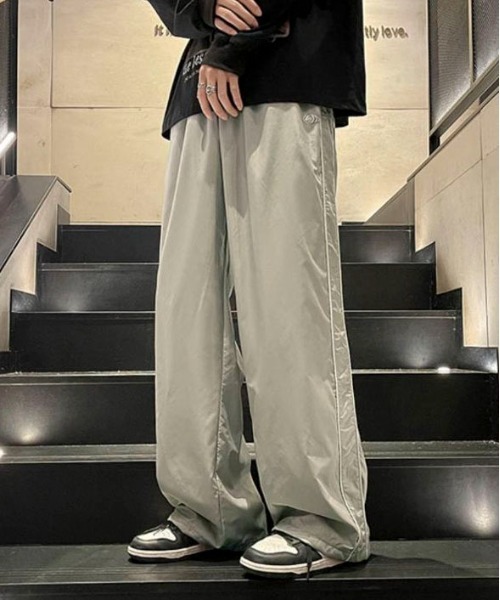 link lot(リンクロット)の「サイドラインイージーワイドナイロントラックパンツ(その他パンツ・メンズ・ライトグレー/ネイビー/ブラック・M)」の12枚目の写真