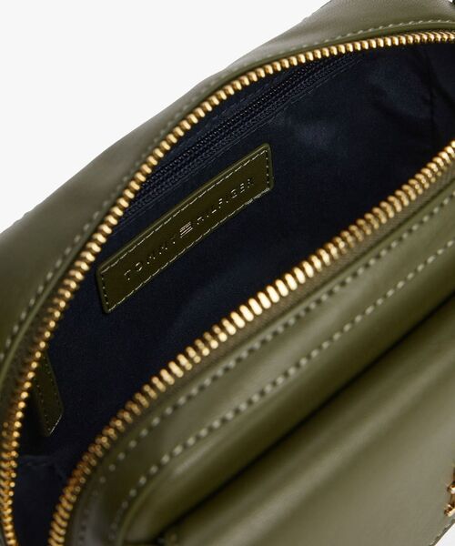 TOMMY HILFIGER(トミーヒルフィガー)の「アイコニックカメラバッグ(ボディバッグ/ウエストポーチ・レディース・グリーン・FREE)」の4枚目の写真
