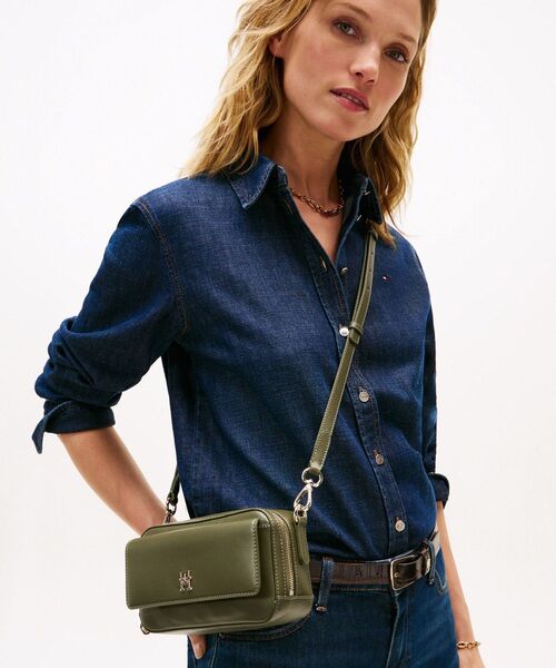 TOMMY HILFIGER(トミーヒルフィガー)の「アイコニックカメラバッグ(ボディバッグ/ウエストポーチ・レディース・グリーン・FREE)」の5枚目の写真