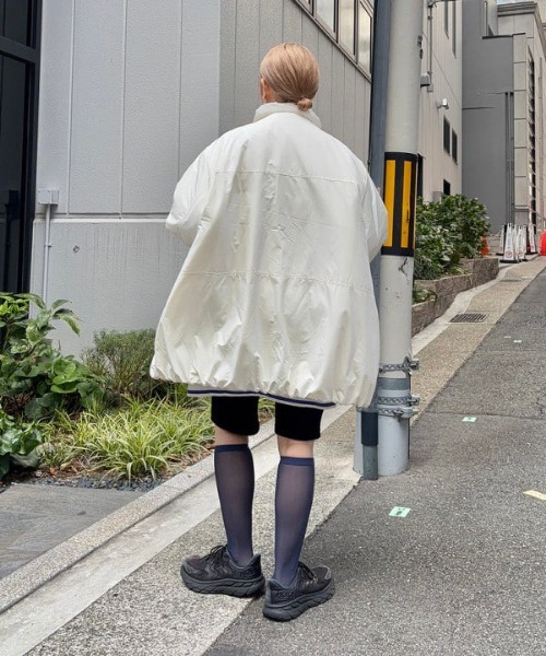 Ray BEAMS(レイビームス)の「中綿 スタンドカラー ボリューム ブルゾン(ブルゾン・レディース・オフホワイト/ブラック・0/1)」の4枚目の写真