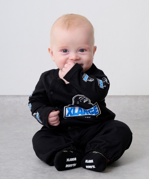 XLARGE KIDS（エクストララージキッズ）の「袖OGプリント長袖2WAYオール（ロンパース・キッズ・トップグレー/ブラック/グリーン・50-70cm）」の2枚目の写真