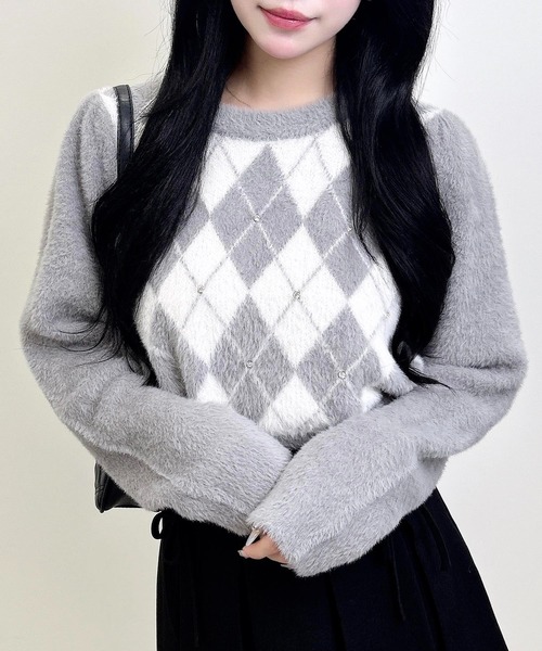 INGNI（イング）の「ビジュー付アーガイル柄フェザーニット（ニット/セーター・レディース・ワイン系2/ホワイト系/グレー×ホワイト・M）」の2枚目の写真