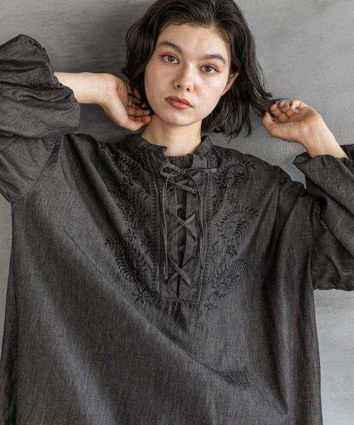 新品タグ付き　かぐれ　フロント刺繍フレンチブラウス　NAVY かぐれ｜フロント刺繍フレンチブラウス - かぐれ(カグレ) | キナリノモール