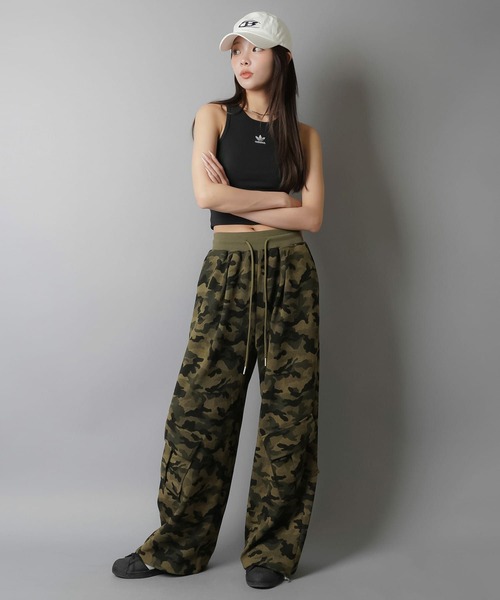 SPINNS(スピンズ)の「【2WAY】 裏毛ワイドスウェットパンツ/迷彩柄/カモ柄(スウェットパンツ・レディース・グレー/カーキ・ONESIZE)」の3枚目の写真