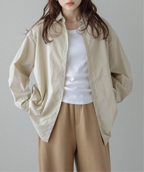 AMELY(エミリー)の「ドライタッチライトシャツ(シャツ/ブラウス・レディース・ブラウン/ブラック/ベージュ/チャコールグレー・フリー)」の4枚目の写真