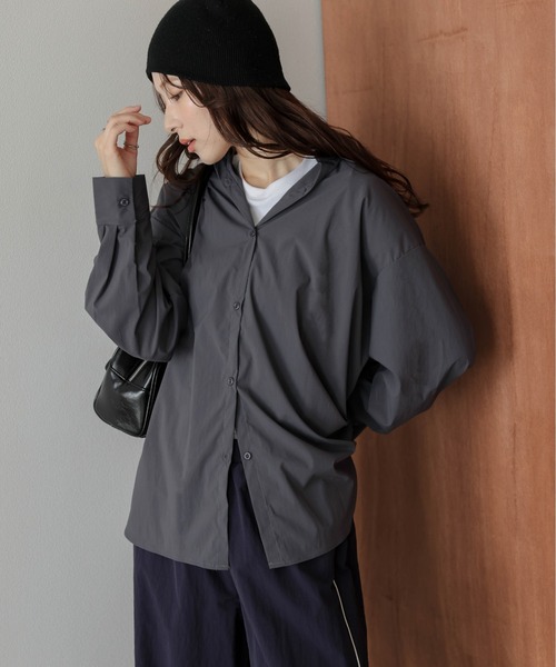 AMELY(エミリー)の「ドライタッチライトシャツ(シャツ/ブラウス・レディース・ブラウン/ブラック/ベージュ/チャコールグレー・フリー)」の2枚目の写真