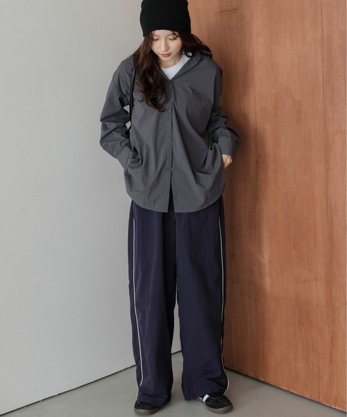 AMELY(エミリー)の「ドライタッチライトシャツ(シャツ/ブラウス・レディース・ブラウン/ブラック/ベージュ/チャコールグレー・フリー)」の5枚目の写真