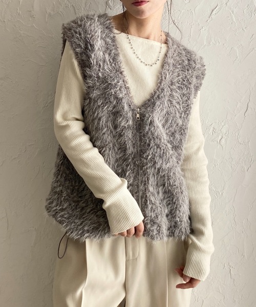 She's Closet(シーズクローゼット)の「深Vネックフェザーヤーンダブルジップシャギーニットベスト(ベスト・レディース・ブラウン/アイボリー/ブラック/グレー・FREE)」の3枚目の写真
