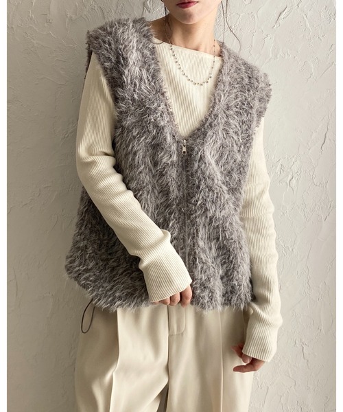 She's Closet(シーズクローゼット)の「深Vネックフェザーヤーンダブルジップシャギーニットベスト(ベスト・レディース・ブラウン/アイボリー/ブラック/グレー・FREE)」の10枚目の写真