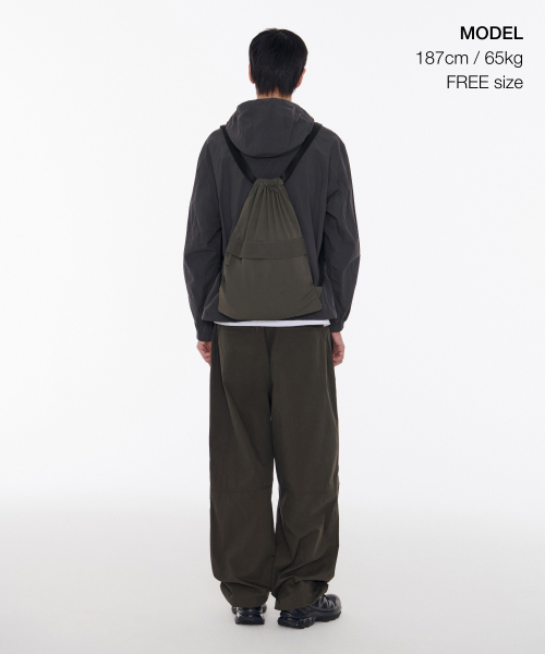 MUSINSA STANDARD（ムシンサスタンダード）の「TR ミニマルドローストリングバックパック [ダスティカーキ]（バックパック/リュック・メンズ・その他・FREE）」の2枚目の写真