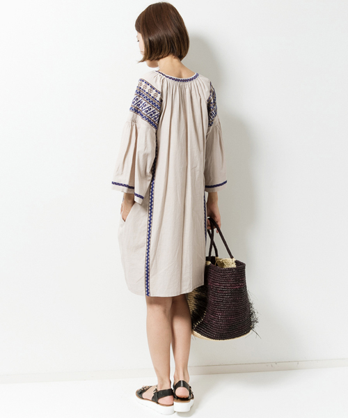 navasana(ナバアサナ)の「navasanaキャンブリックマルチ刺繍ミニワンピース/712-NAM-ais-N161-OP028(ワンピース・レディース・ブラック/ライトグレー・FREE)」の4枚目の写真