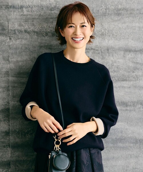 自由区(ジユウク)の「スムージーラグランスリーブ ニット(ニット/セーター・レディース・ブラック系/ローズ系/ベージュ系/スカイブルー系・44)」の2枚目の写真
