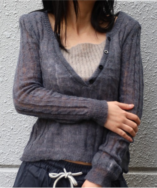 Vini(ヴィニ)の「レイヤードVネックリブニットトップス(肩パッド入り)(Tシャツ/カットソー・レディース・ダークグレー/ホワイト・FREE)」の2枚目の写真