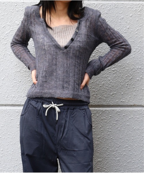 Vini(ヴィニ)の「レイヤードVネックリブニットトップス(肩パッド入り)(Tシャツ/カットソー・レディース・ダークグレー/ホワイト・FREE)」の3枚目の写真