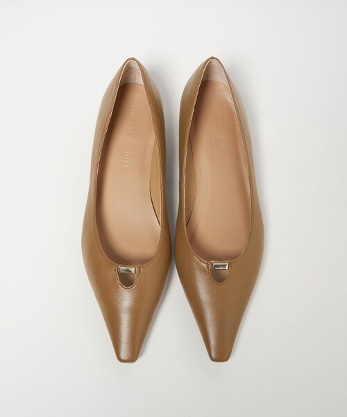 ODETTE E ODILE（オデットエオディール）の「レクタングルメタル フラット20↑（パンプス・レディース・オフホワイト/ブラック/モカ・22cm/22.5cm/23cm/23.5cm/24cm/24.5cm/25cm）」の3枚目の写真